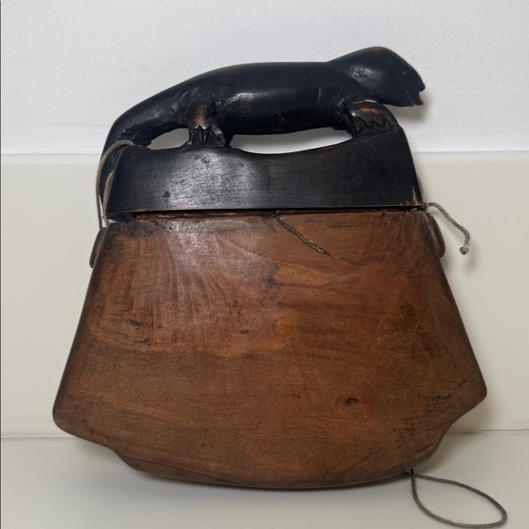 Vintage Hand-Carved Wooden Bag with Lizard Motif - Picture 2 of 2